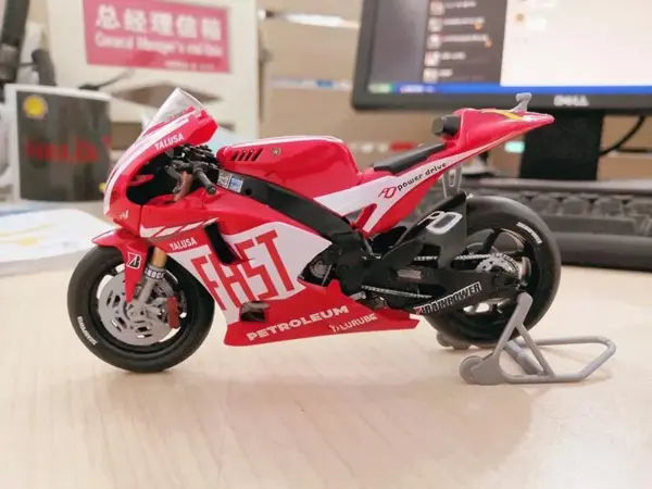 1/18 Scale YZR-M1 Motorcycle Assembly Model - Image 6