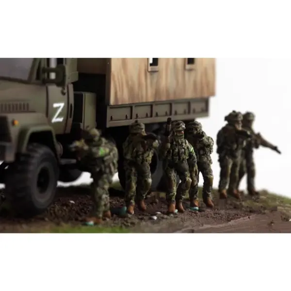 1:72 Scale Soviet Soldiers Model Set of 6 - Image 5