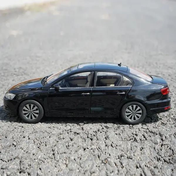 Diecast 1:18 Scale 2012 Alloy Car Model - Image 2