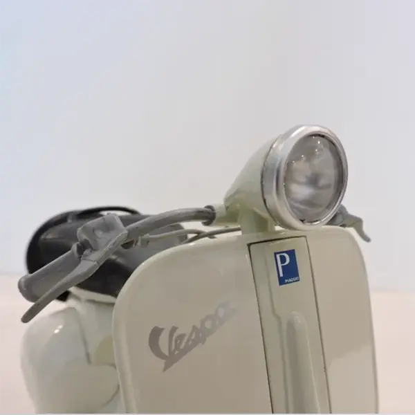 Diecast 1:6 Scale Vespa Motorcycle Model - Image 4