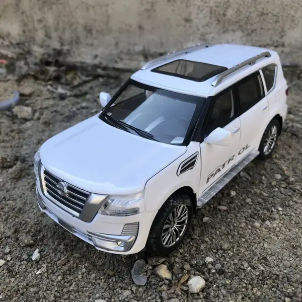 1:32 Nissan Patrol Y62 Diecast Toy Car - Image 7