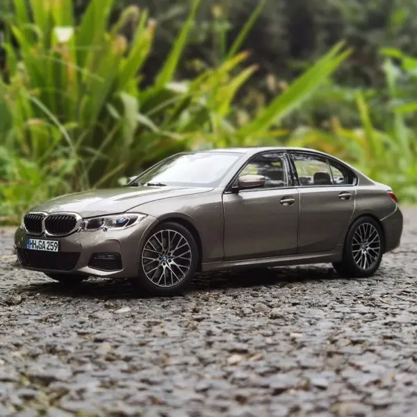 1:18 Scale Diecast Model Car G20 330i - Image 7