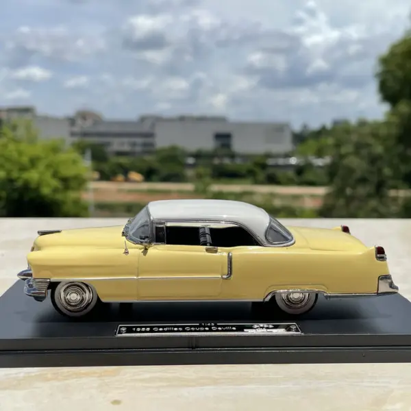 1:43 Scale Diecast Alloy Cadillac Coupe Model - Image 5