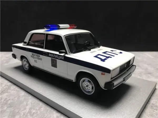 1/18 Scale Soviet Lada 2105 Resin Model Car - Image 4