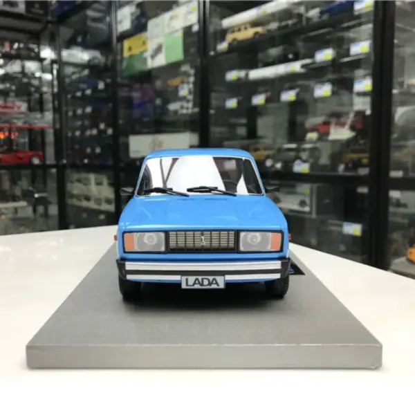 1/18 Scale LADA 2105 Vintage Resin Model Car - Image 2