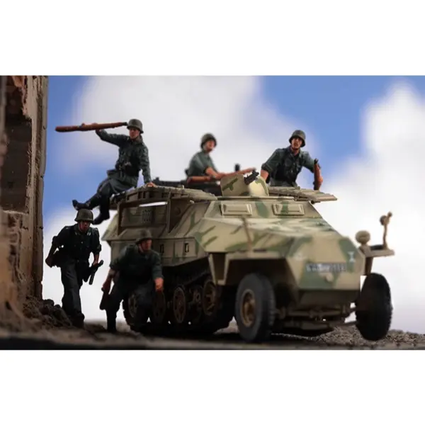 1:72 Scale German Sd.Kfz.251 Soldier Models - Image 2