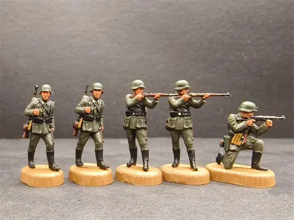 1/72 Scale Set of 5 German Soldier Figures - Image 2