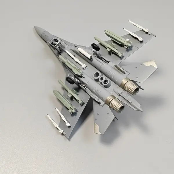 1:100 Scale J-16 Military Aircraft Model - Image 4