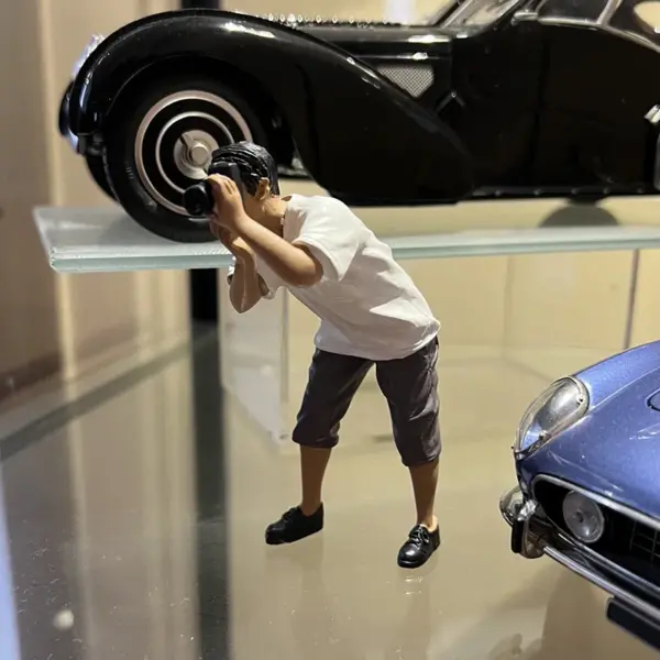 1:18 Scale Photographer Action Figure Model - Image 3