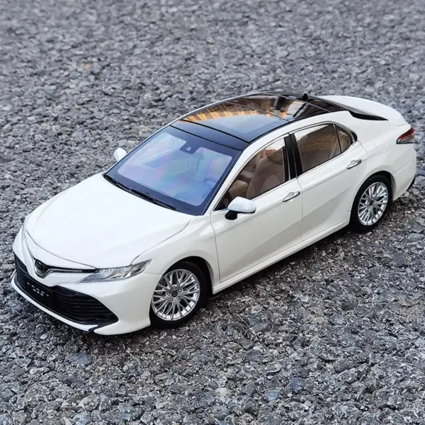 1:18 Scale Toyota Camry Diecast Model Car - Image 8