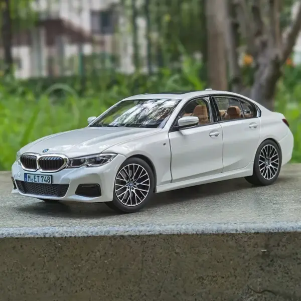 1:18 Scale Diecast Model Car G20 330i - Image 2