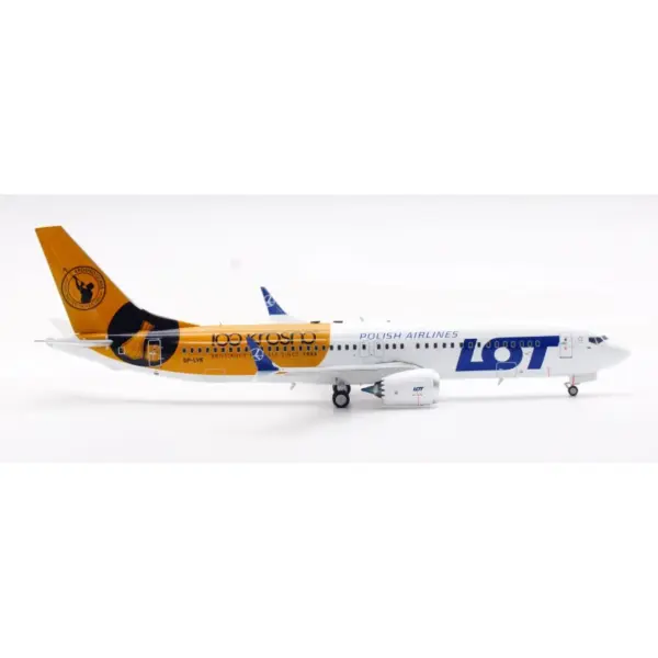1:200 Diecast LOT Polish Airlines Boeing 737 Model - Image 6