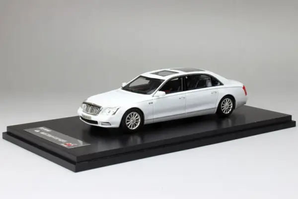 1/43 Scale Diecast Maybach 62S Model Car - Image 9