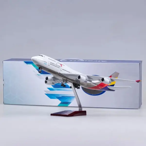 1/160 Scale B747 Korean Airline Model with LED - Image 8