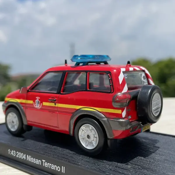 1:43 Scale Nissan Terrano II Fire Truck Model - Image 3