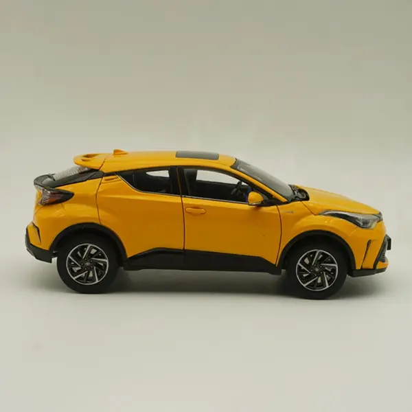 1:18 Scale Diecast Toyota C-HR Model Car - Image 5