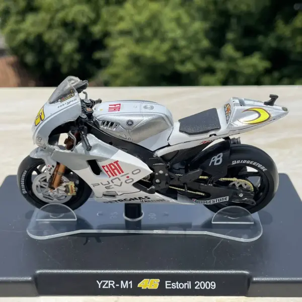 YZR-M1 46 Estoril 2009 Motorcycle Model 1:18 - Image 2