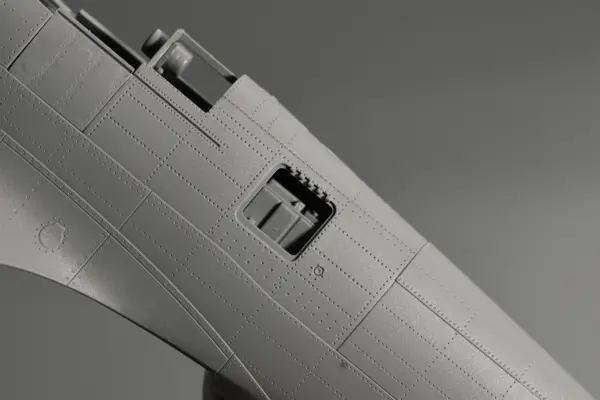 1/35 Scale Spitfire MK.Vb Model Kit with Interior - Image 4