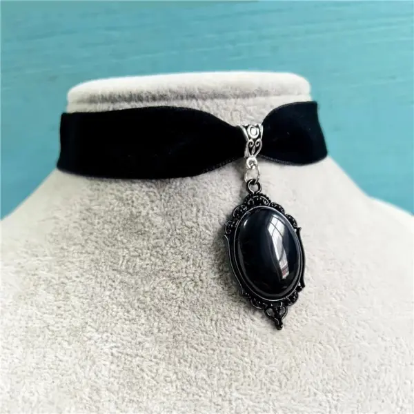 Neo-Gothic Vampire Cameo Velvet Choker Necklace - Image 4