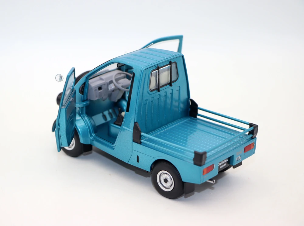 Daihatsu Midget II 1996 Diecast Model 1/24 Scale 4 Daihatsu Midget II 1996 Diecast Model 1/24 Scale - Image 4
