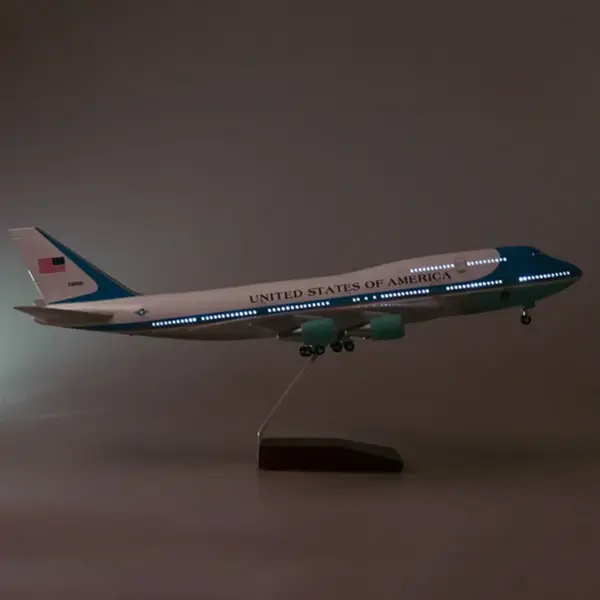 1:150 Scale B747 Air Force One Model - Image 3