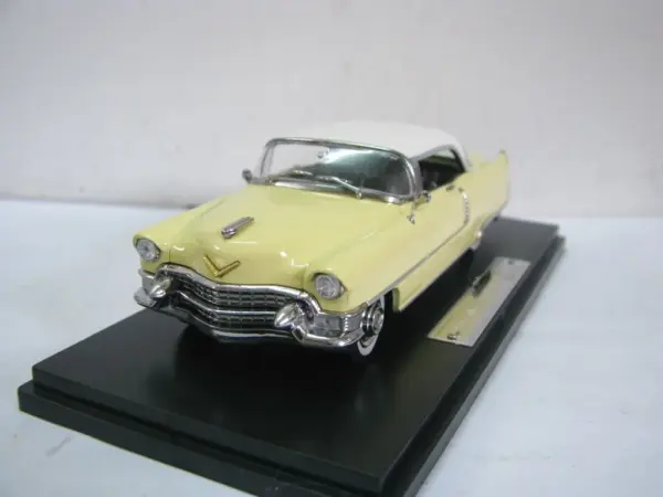 1:43 Scale 1955 Classic Coupe Diecast Model - Image 9