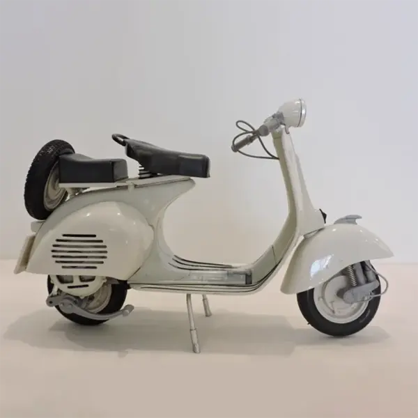 Diecast 1:6 Scale Vespa Motorcycle Model - Image 3