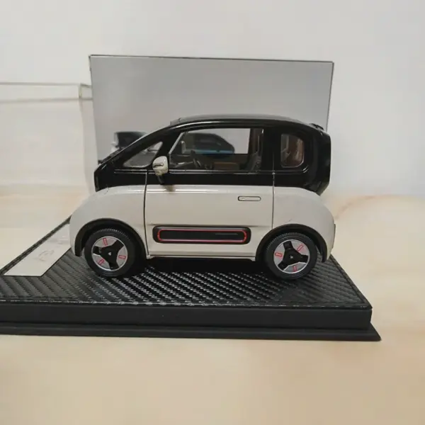 1:18 Wuling KiWi EV Diecast Car Model - Image 3