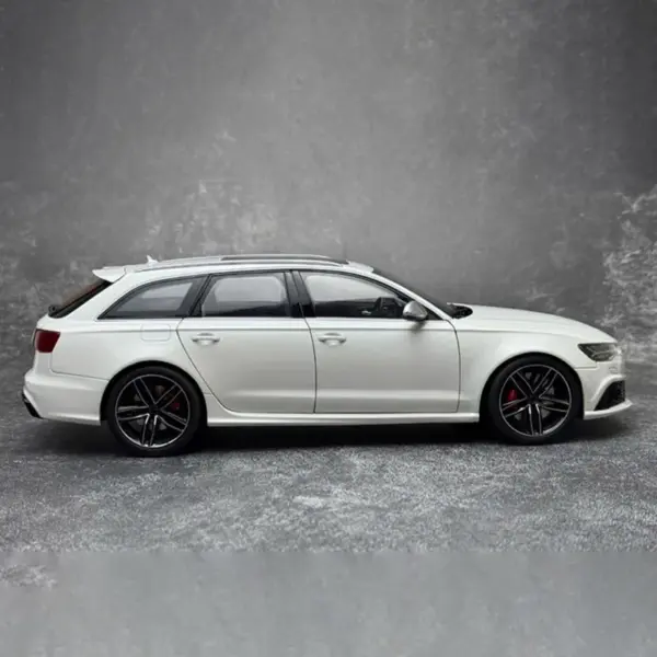 1:18 Scale Audi RS6 Avant C7 Model Car - Image 3