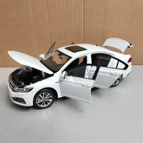 1:18 Scale 2019 Bora Diecast Car Model - Image 4