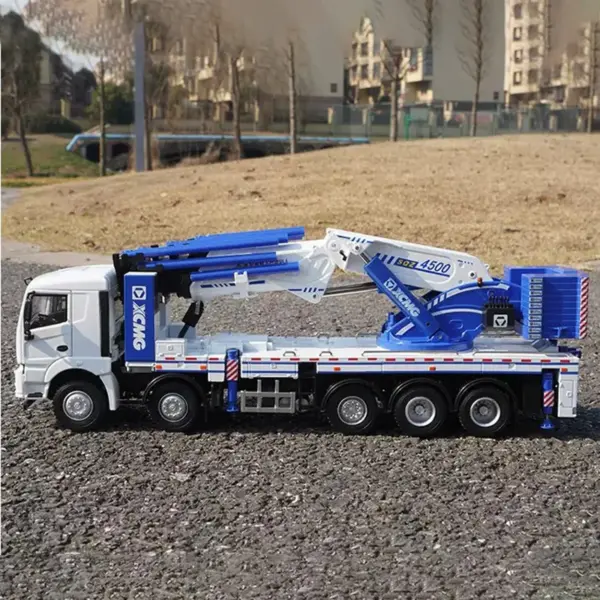 1:35 Scale Heavy Crane Diecast Model Vehicle - Image 2