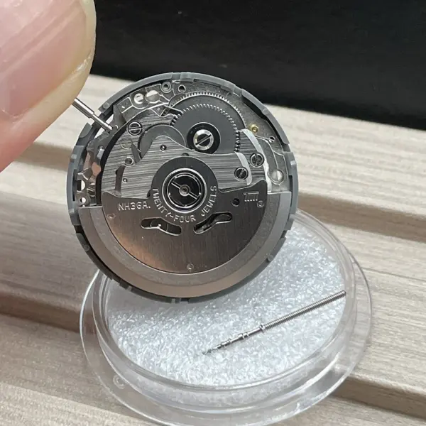 NH36A Green Blue Luminous Watch Movement - Image 4