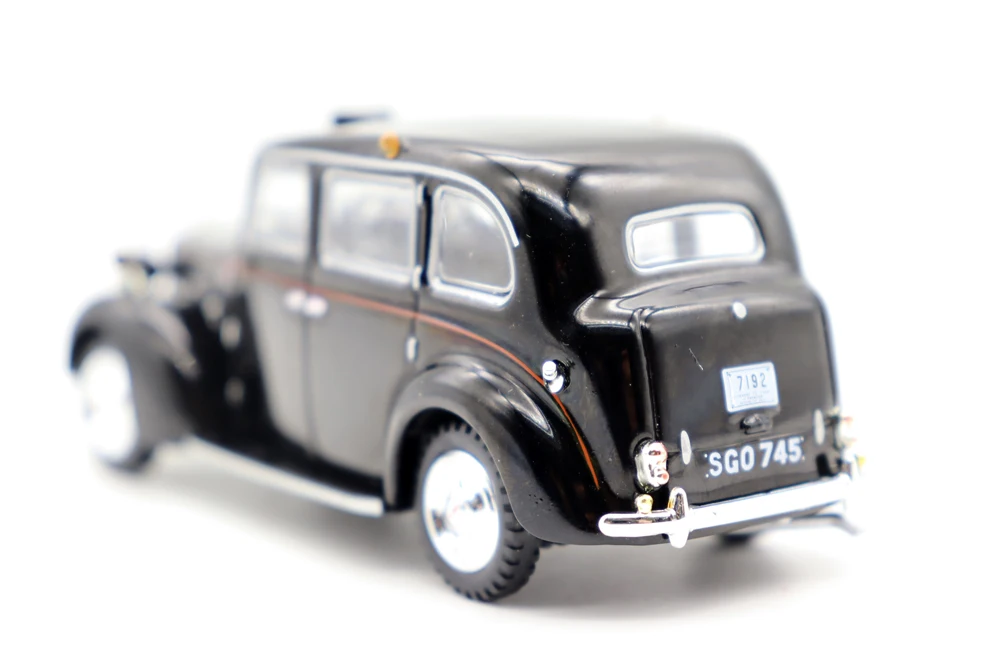 1955 Austin FX3 London Taxi Diecast Model 4 1955 Austin FX3 London Taxi Diecast Model - Image 4