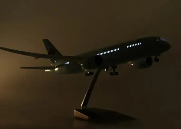 Canada Airways Boeing B787 Model with Lights - Image 7