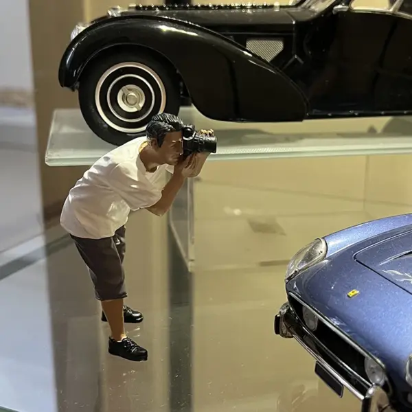 1:18 Scale Photographer Action Figure Model - Image 2
