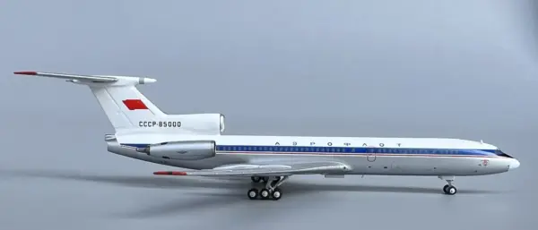 Soviet Tu-154 1:400 Scale Model Aircraft - Image 3