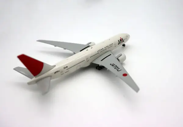 1/400 Scale Boeing 777 Japan Airlines Model - Image 3