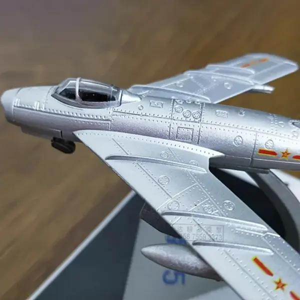 1:100 Scale J-5 Fighter Model Aircraft - Image 4