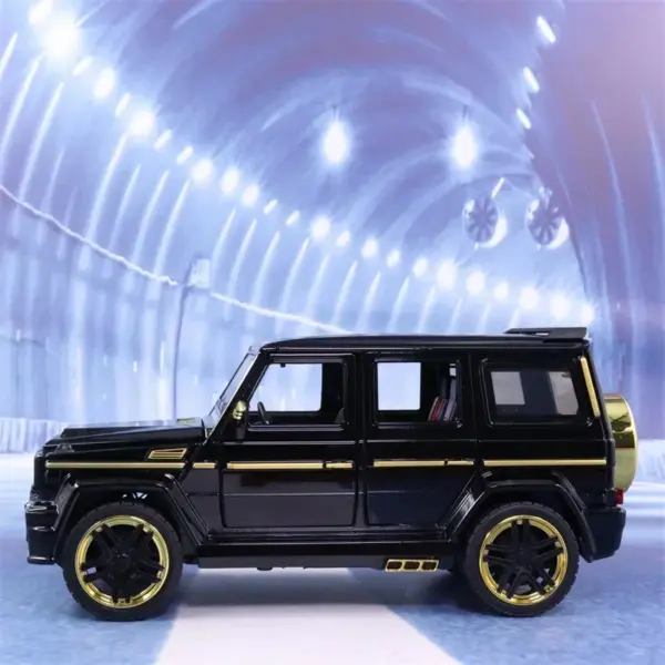 1:24 Mercedes-Benz G65 Diecast Toy Car - Image 4
