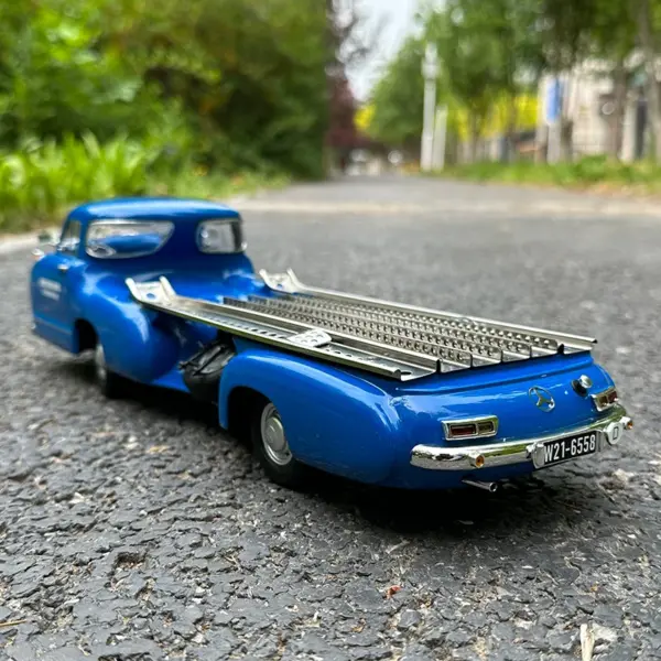 1:18 Scale Blue Mercedes-Benz Truck Model - Image 4