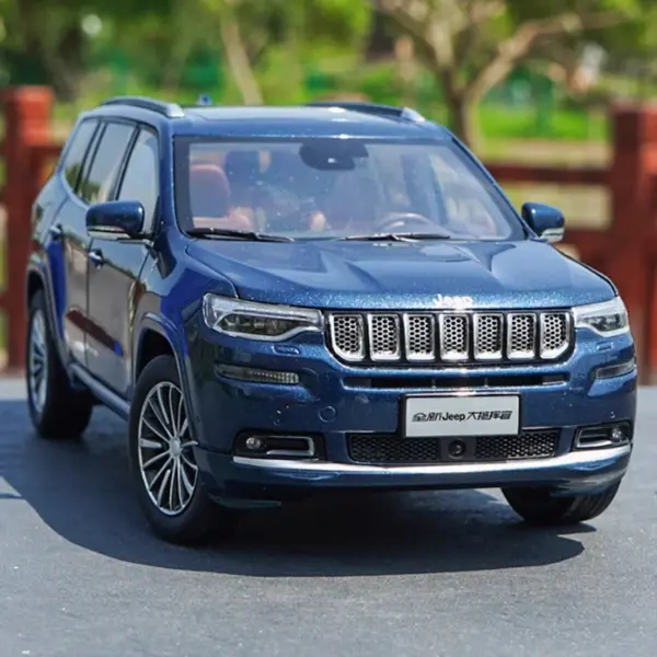 Diecast 1:18 Scale FCA Commander SUV Model - Image 2