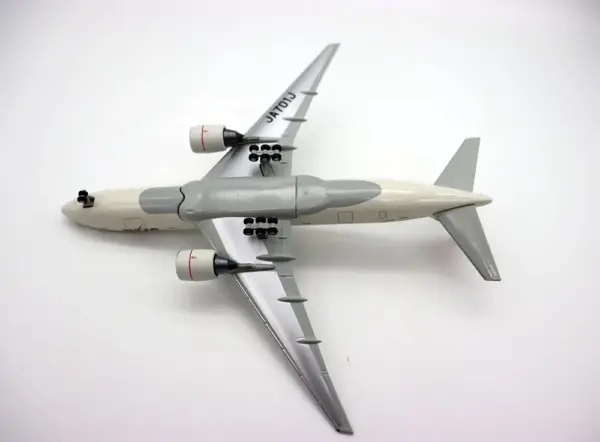 1/400 Scale Boeing 777 Japan Airlines Model - Image 5