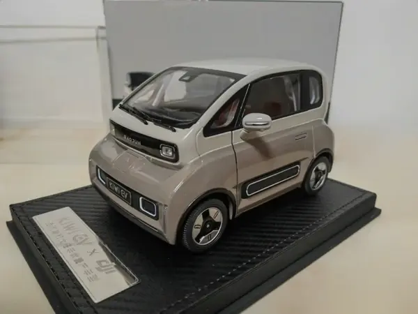 1:18 Wuling KiWi EV Diecast Car Model - Image 9