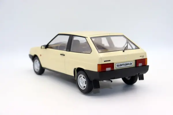 1/18 Scale 1984 Lada Samara Diecast Model - Image 4
