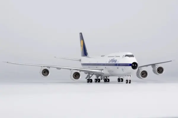 Lufthansa B747-8 Diecast Model 1:400 Scale - Image 4