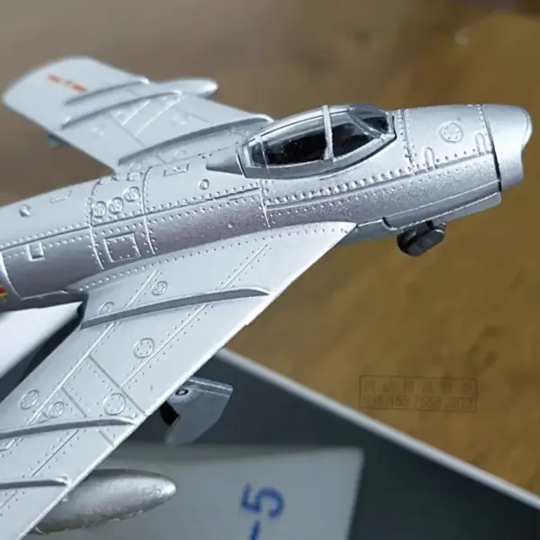 1:100 Scale J-5 Fighter Model Aircraft - Image 3