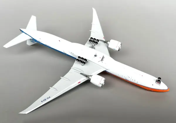 KLM B777-300ER Diecast Aircraft Model 1:400 - Image 5