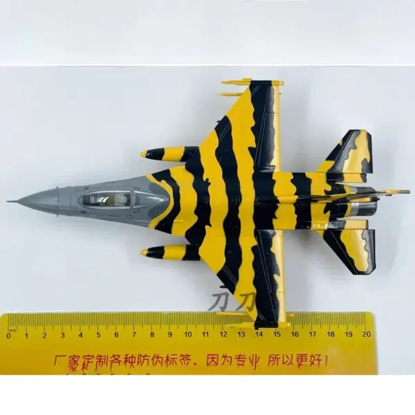 1:72 Scale F-16A Fighter Jet Model - Image 2