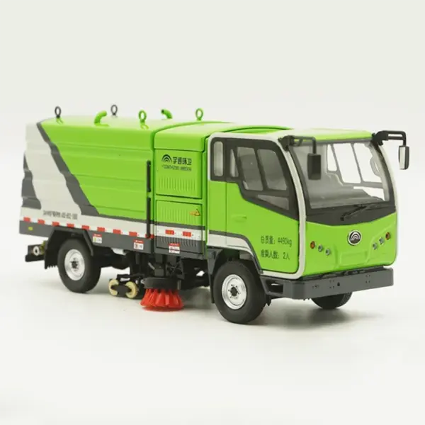 1:32 Scale Yutong Environmental Garbage Truck Model - Image 2