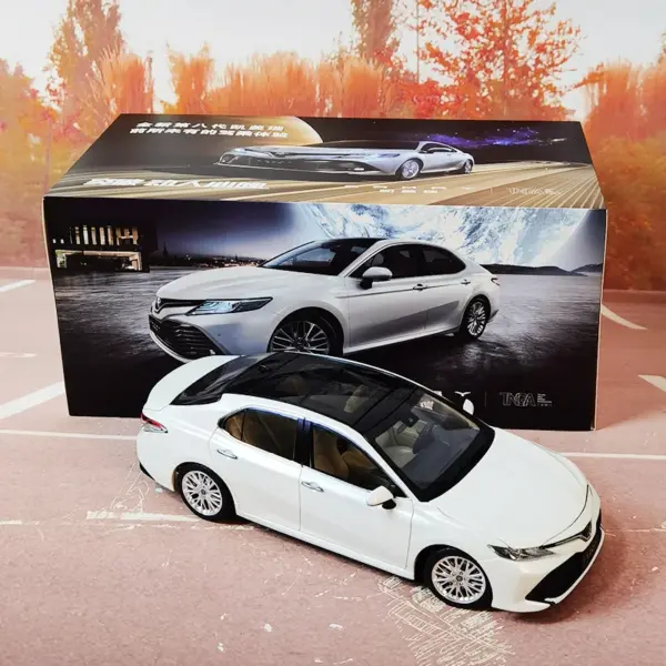 1:18 Scale Toyota Camry Diecast Model Car - Image 6